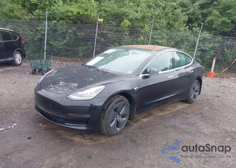 2018 Tesla Model 3 Long Range/Performance z USA, uszkodzony, nr VIN 5YJ3E1EB7JF070600